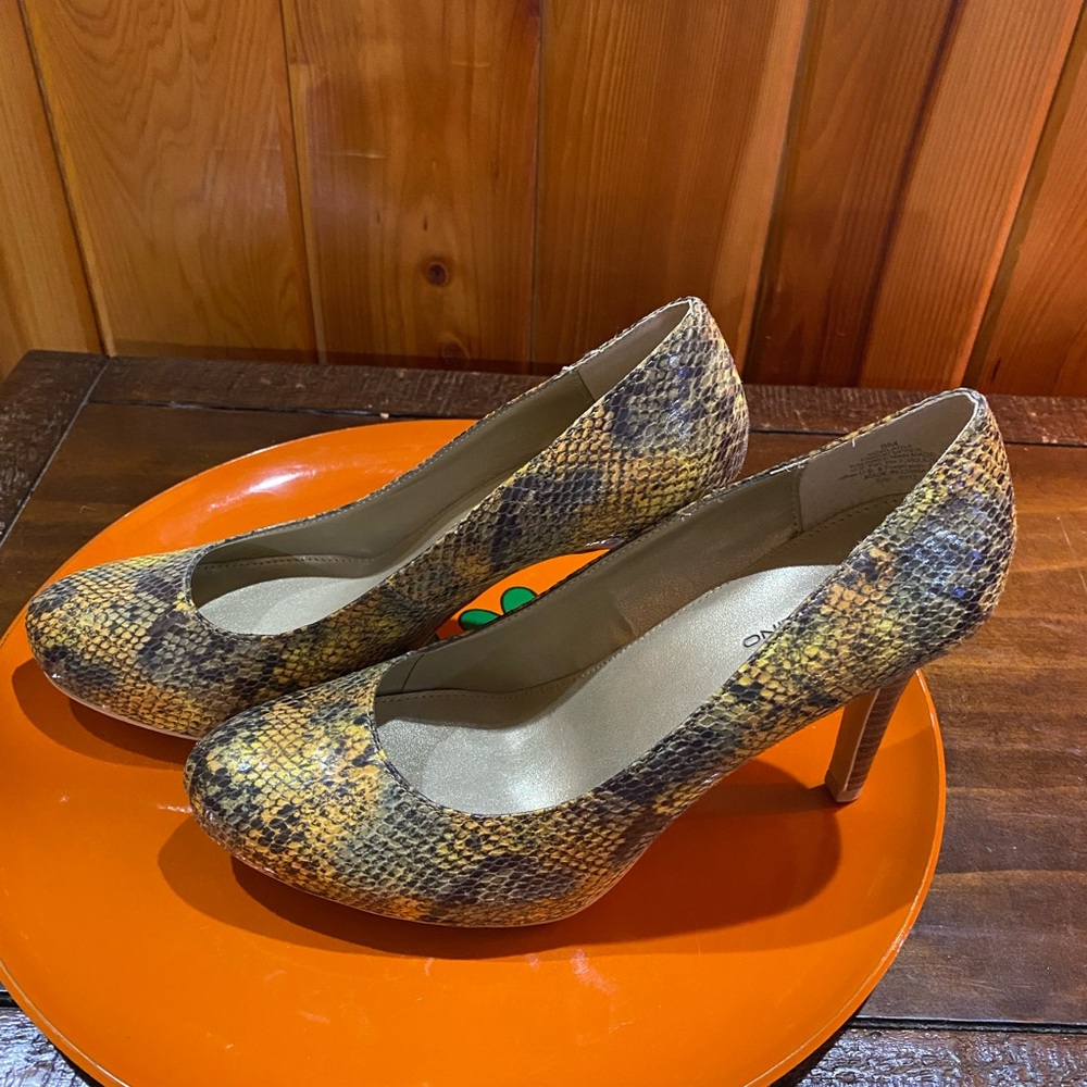 🔥Bandolino Snakeskin 3.5” heel. Textured colors includes green yellow and peach